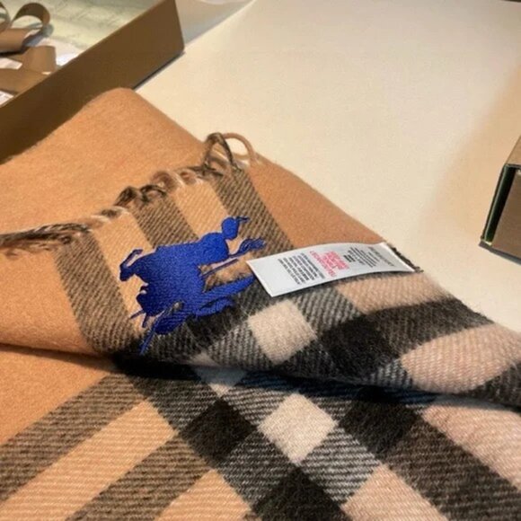 Burberry Women's Cashmere Scarf - Picture 4 of 5